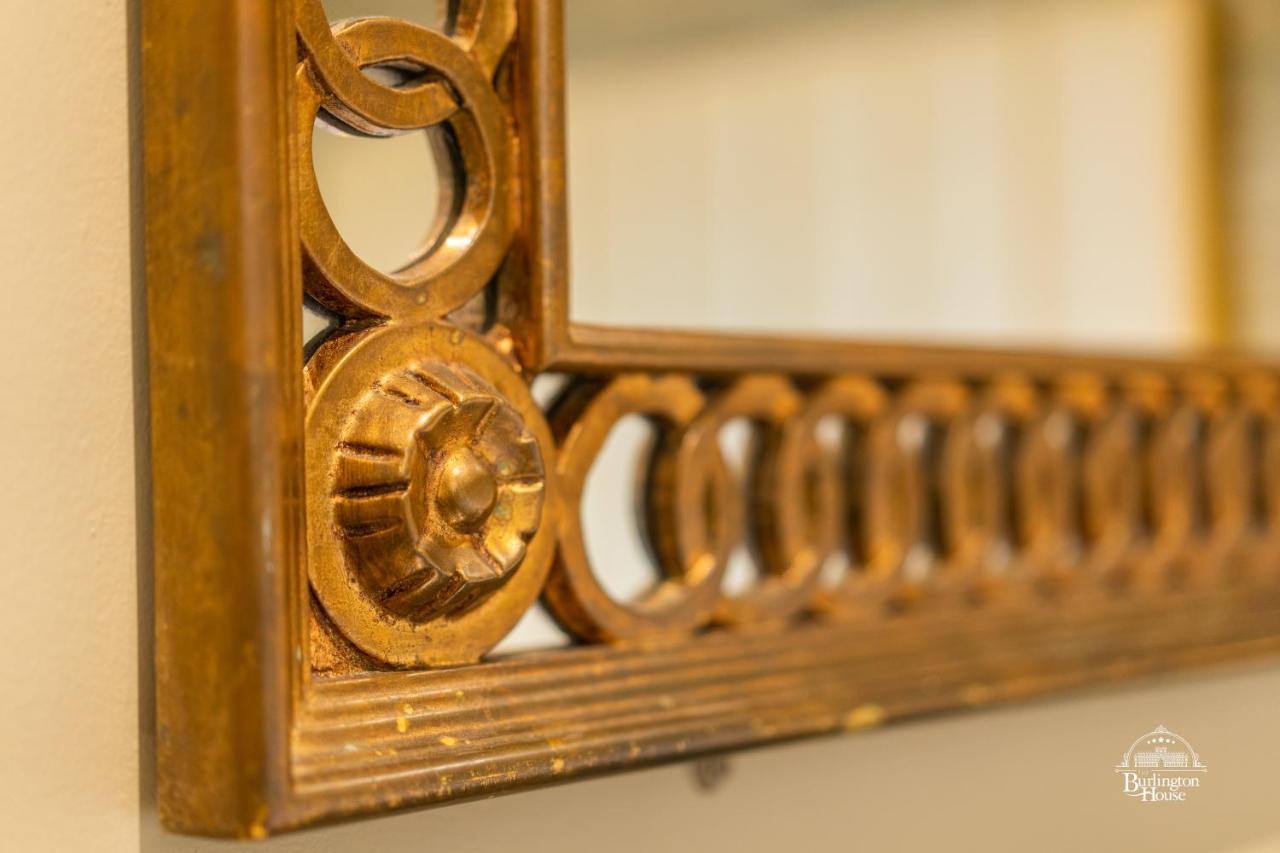 Burlington House Boutique Bed & Breakfast อ็อกซ์ฟอร์ด ภายนอก รูปภาพ Detail of the mirror frame