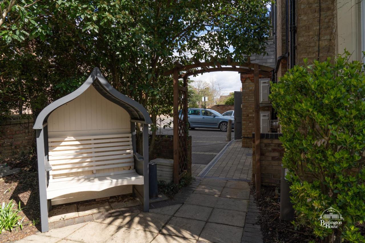 Burlington House Boutique Bed & Breakfast อ็อกซ์ฟอร์ด ภายนอก รูปภาพ The entrance to the former station