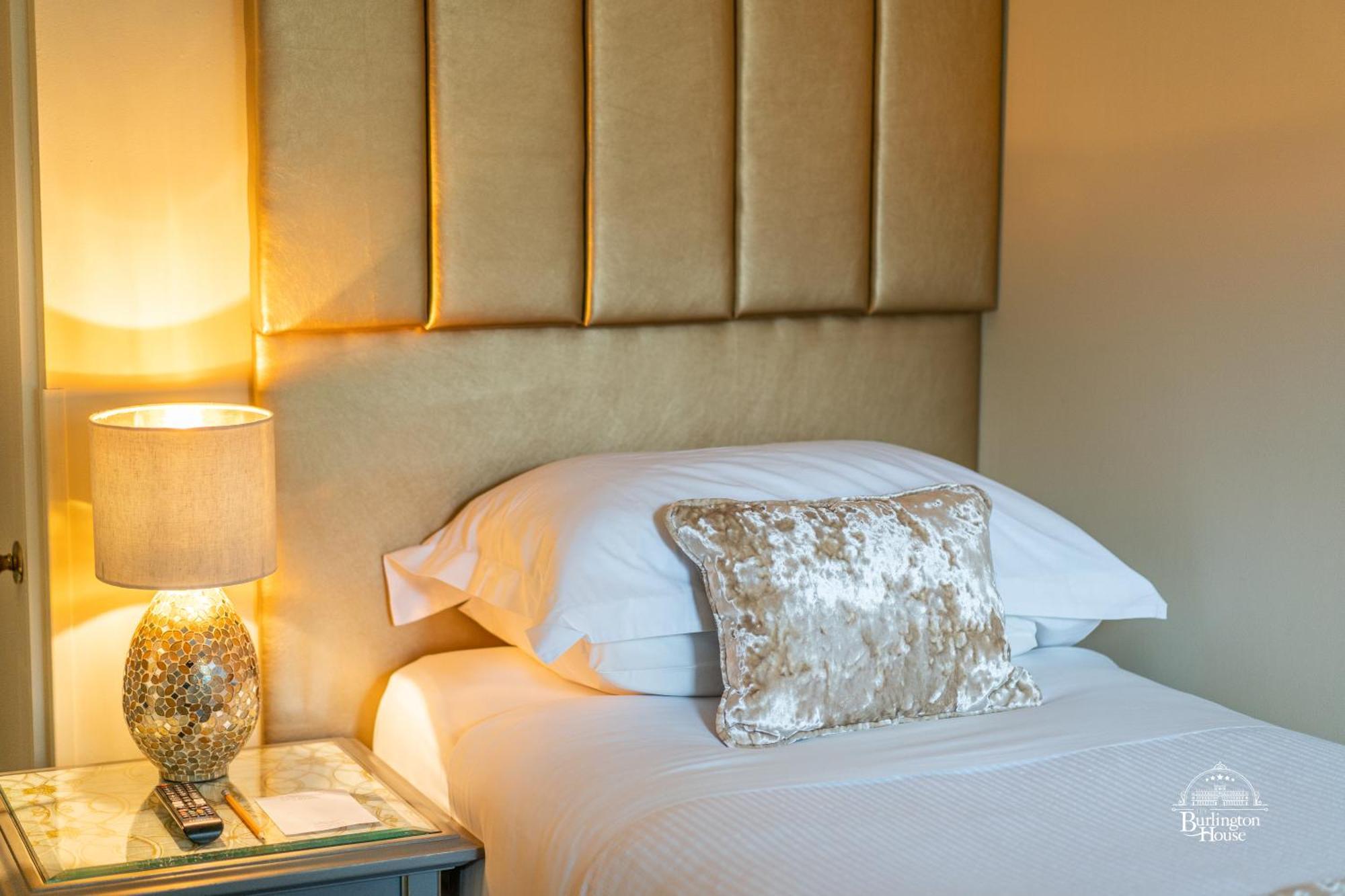 Burlington House Boutique Bed & Breakfast อ็อกซ์ฟอร์ด ห้อง รูปภาพ A bed with a headboard