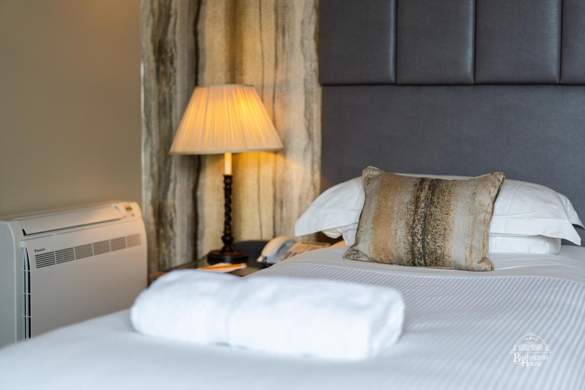 Burlington House Boutique Bed & Breakfast อ็อกซ์ฟอร์ด ห้อง รูปภาพ A bed with a lamp and a pillow